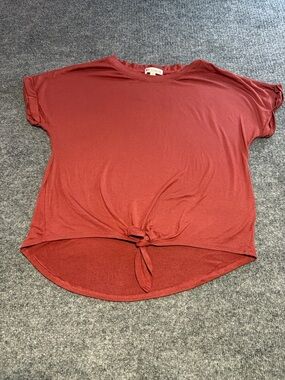 Knot-Front Short Sleeve Tee in Brick Red